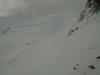 Foto dal colletto 2500 circa: a sx in alto la cima scialpinistica (traccia di salita a sx, mia discesa a dx) 