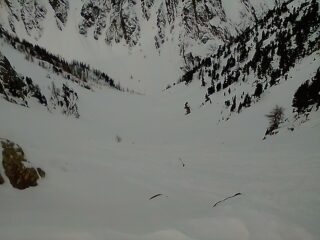 Dal colletto 2500 il ripido ingresso nel canalone Mirà, verso il Vallone del Piz