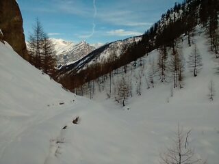 Parte alta della sterrata (1800m circa); sguardo verso valle