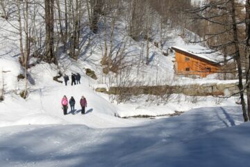 altri pedoni in mezzo alla pista