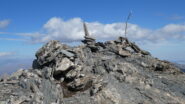 la vetta della Punta Ciatagnera, indicata da un semplice ometto di pietre e un paletto in legno