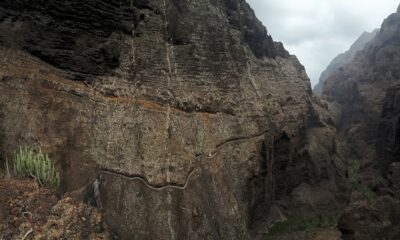 Il canale che taglia la Paredes de Masca, e poco sopra la cengia arancione.