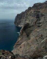 La prima parte di scogliera con sentiero esposto