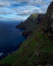 La scogliera che percorreremo al ritorno.