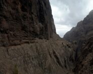 A metà parete è visibile la cengia arancione che andremo ad attraversare.