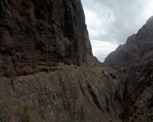 A metà parete è visibile la cengia arancione che andremo ad attraversare.