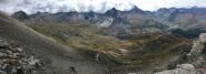 Dal colle, vista sul sottostante vallone dell'Urtier, con il sentiero che lo raggiunge. 
Sullo sfondo la cresta che separa con la valle di Campiglia, con le Basse di Peradza, le Valli di Acque Rosse e Bardoney. Si intravedono i Laghi Miserino
