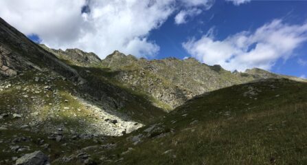 La Costiera di Lesiney. Spiccano la Punta Grand e la curiosa sella del colle degli Orti o Burra dei Lè