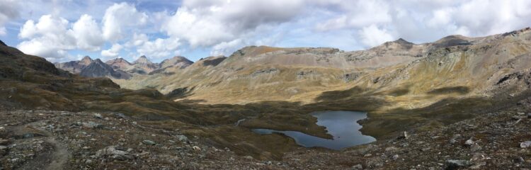 Dal colle, i sottostanti Laghi Doreire, con la cresta Tessonet sullo sfondo, e il gruppo Garin/Emilius sulla sinistra