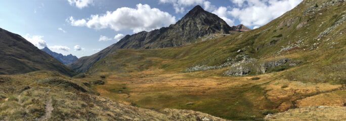Rientro su tracce tra i pascoli per il Lago Corona