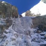 Fuori dal muretto del secondo tiro (qua un arrampicatore forte, io ho strisciato con la schiena sulla faccia sinistra del diedro)