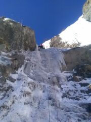 Fuori dal muretto del secondo tiro (qua un arrampicatore forte, io ho strisciato con la schiena sulla faccia sinistra del diedro)