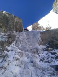 Fuori dal muretto del secondo tiro (qua un arrampicatore forte, io ho strisciato con la schiena sulla faccia sinistra del diedro)