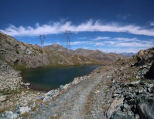 Il lago Laris, lungo la discesa dal colle