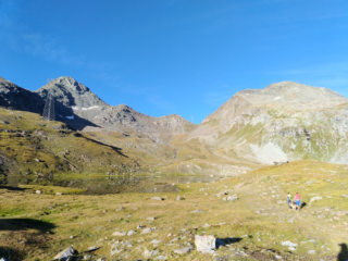 Partenza dal Rif Miserin. Silvia, Rudy e Amanda sul sentiero, sulle sponde del Lago Nro