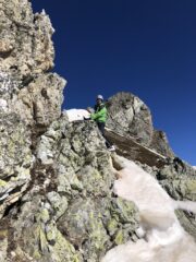 Teo in superamento del tratto di roccia per la cresta finale