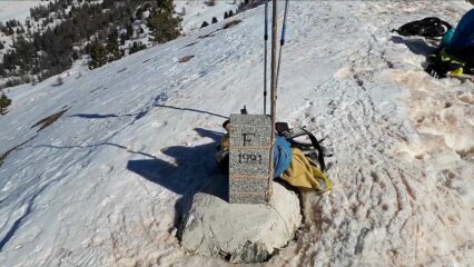 Cippo di confine in vetta