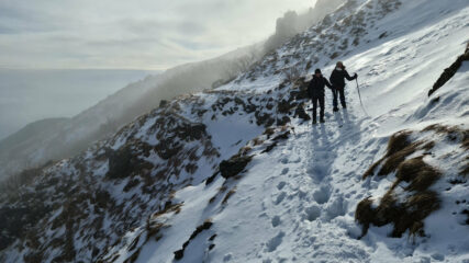 Ornella e Daniela impegnate nel traverso di quota 1000 m che porta verso la lapide di San Gioachino ed il Faiallo