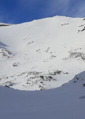 Il pendio finale con le tracce di discesa