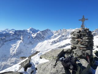 La croce di vetta. Sullo sfondo l'Albaron di Sea e la nord della Ciamarella.