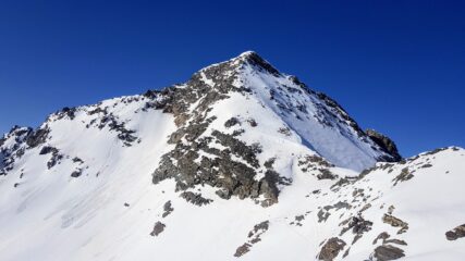 Dall'anticima si vede il deposito sci sulla destra della foto e il profilo dello spallone del Tambò