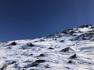 in salita sotto la cima