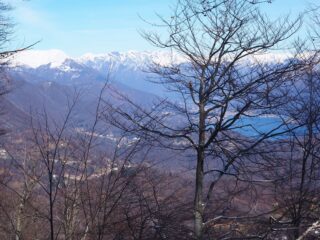 Dai pressi dell'ultimo casolare unao scorcio sul Lago d'Orta.