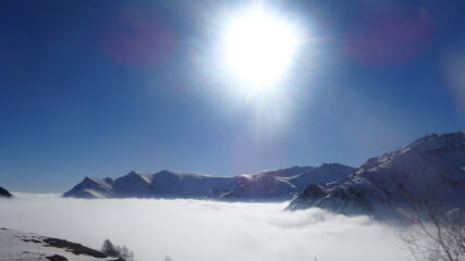Appena sbucati dalla nebbia, colpo d'occhio su Punta dell'Omo e Monte Borel