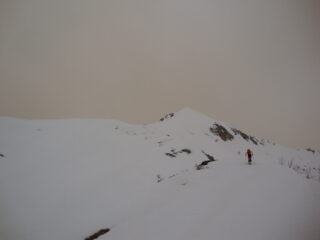 In salita con al fondo il Ciamusse