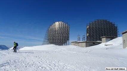 Dosso dei Galli 2188mt. tra i giganteschi paraboloni della ex base NATO. dismessa.