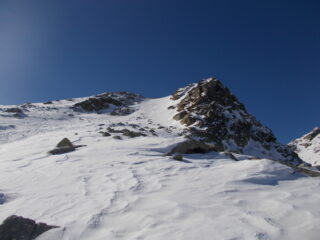 l'ampio e ripido canale sotto la vetta segnato dai tanti passaggi..