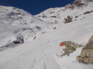 Qualche bollo di vernice ogni tanto affiora dalla neve..