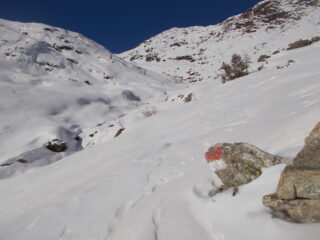 Qualche bollo di vernice ogni tanto affiora dalla neve..