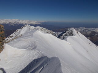 la cresta prosegue sempre ben innevata in direzione della torretta del Prete..