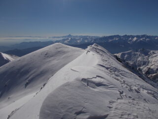 all'opposto lontano al fondo il Monviso..