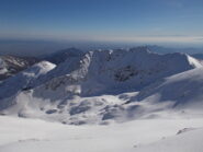 dal Civrari verso Torino..notare il cospicuo innevamento nella conca sottostante..la vetta..