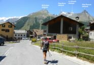 Entriamo al piccolo borgo di Gimillan.