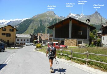 Entriamo al piccolo borgo di Gimillan.