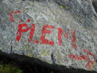 Dal P.so Cristallo seguiamo le indicazioni scritte con vernice rossa.