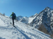 sullo sfondo, a sinistra, i pendii di salita al Col Clapis e al Monte Appenna