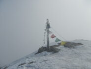 cima nella nebbia