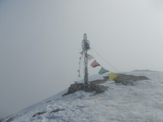 cima nella nebbia