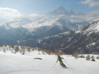 discesa su bella neve e di fronte al Monviso