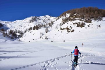 Il pianoro dove occorre voltare a dx. In fondo la Cima Farenga.