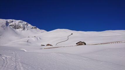 I dossi da risalire, quasi privi di neve.