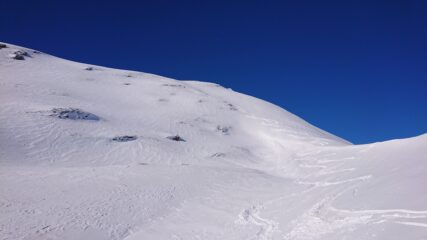 Condizioni pendio ripido sotto la vetta, scesi nei pressi dei dossi erosi.