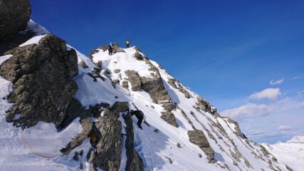 Breve discesa sulla cresta SE per reperire il canale