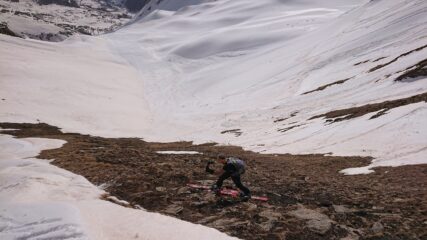 Il canale risalito per raggiungere il colletto in cresta