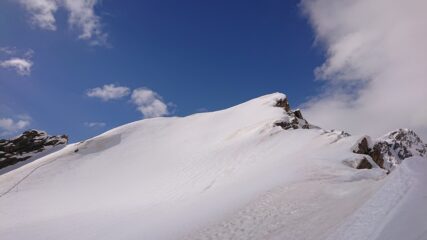 Il pendio est che porta in vetta, carico e poco stabile. Abbiamo seguito la traccia del camoscio.