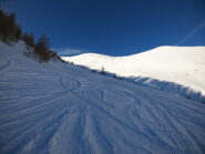Salendo lungo la vecchia pista esterna sotto il Saccarello, neve primaverile